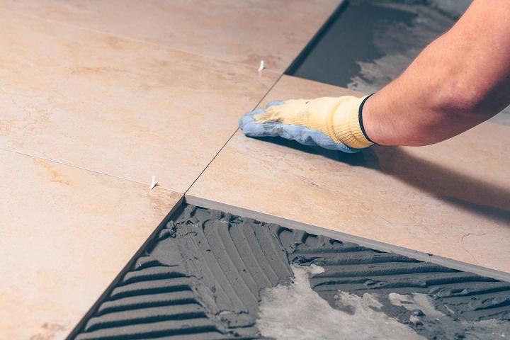 Des travaux de revêtement de sol réalisés par des artisans qualifiés